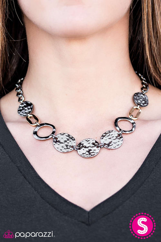 Collar Paparazzi ~ Cave Craze - Negro