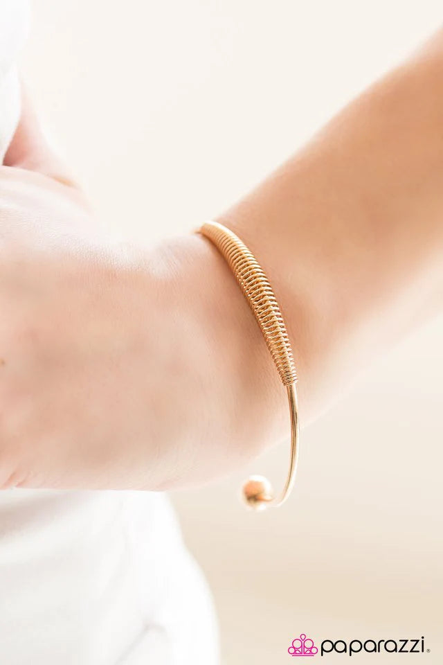 Pulsera Paparazzi ~ Spring Forward - Oro