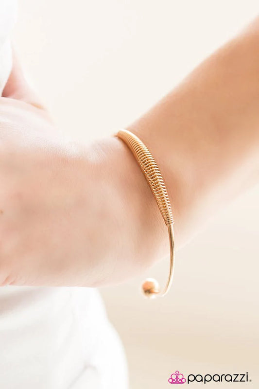 Pulsera Paparazzi ~ Spring Forward - Oro