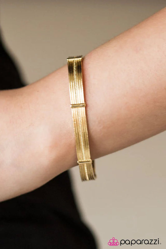 Pulsera Paparazzi ~ Give It A TRIBE - Oro