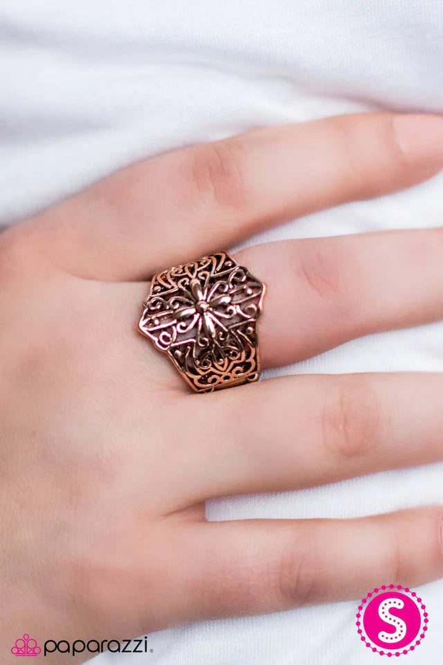 Anillo Paparazzi ~ Hustle and FLORAL - Cobre