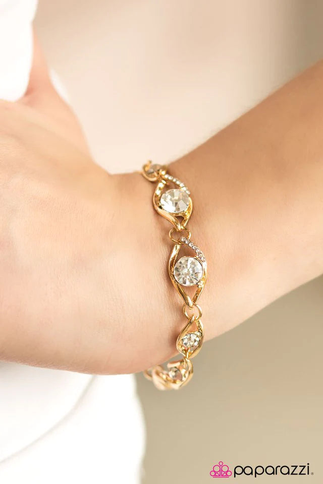 Pulsera Paparazzi ~ Rich is Rich - Oro