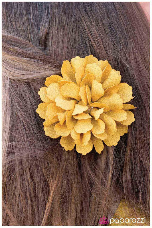 Accesorios para el cabello Paparazzi ~ Once in a Golden Bloom - Amarillo