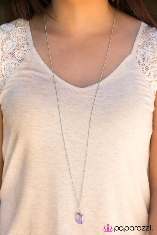 Collar Paparazzi ~ GLASSY Lady - Púrpura