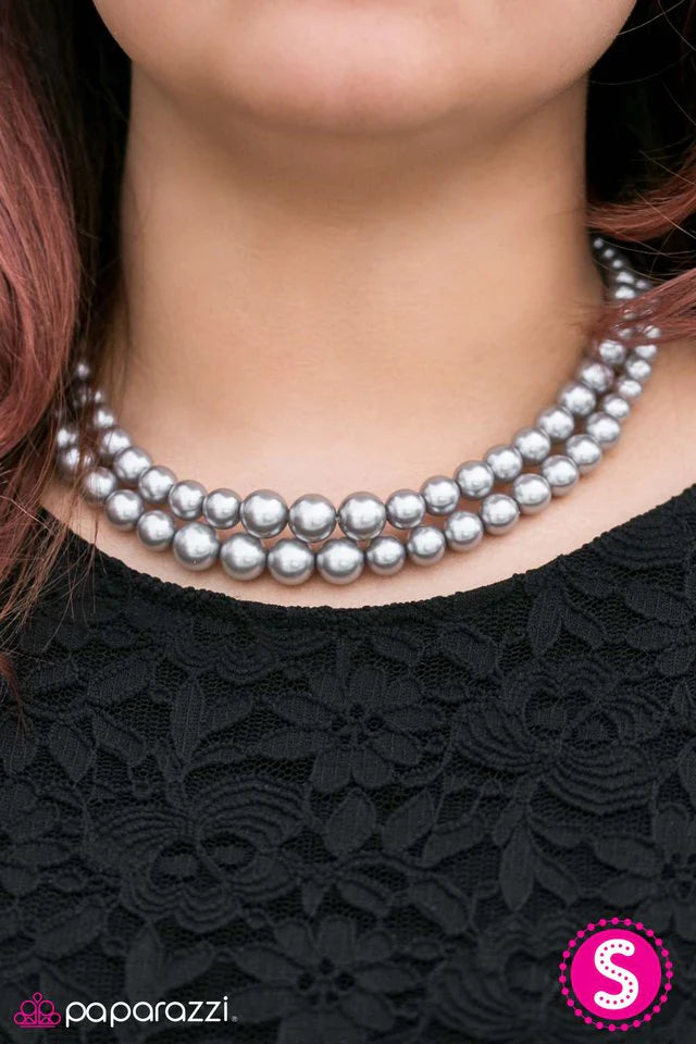 Collar Paparazzi ~ Mujer del año - Plata