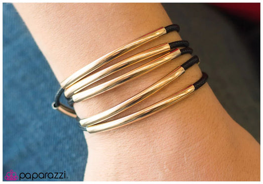 Pulsera Paparazzi ~ SLIDE Of Hand - Negra