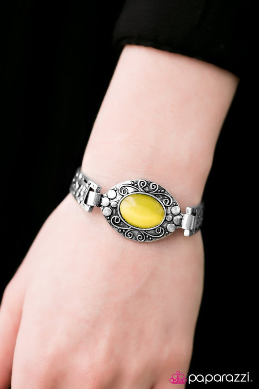 Paparazzi Bracelet ~ The GLOW-Getter - Yellow