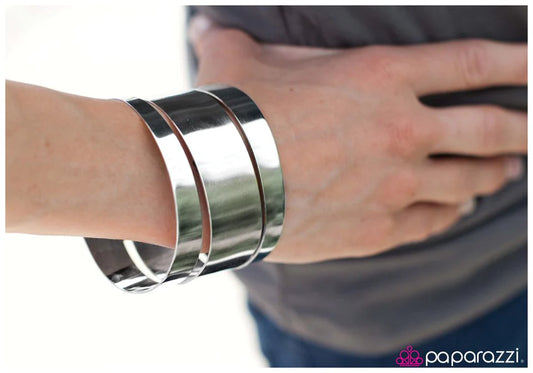 Pulsera Paparazzi ~ Carismáticamente cromada - Plata