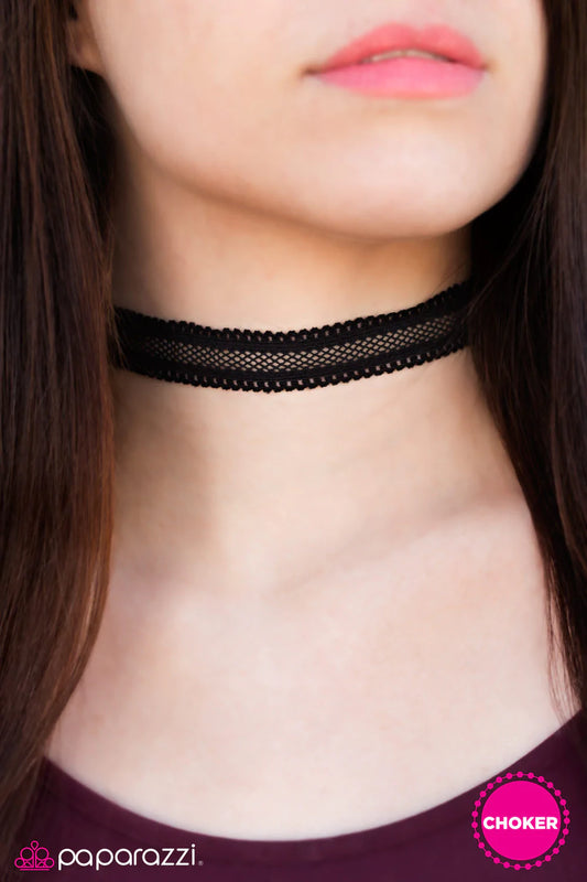 Collar Paparazzi ~ LACE To Space - Negro