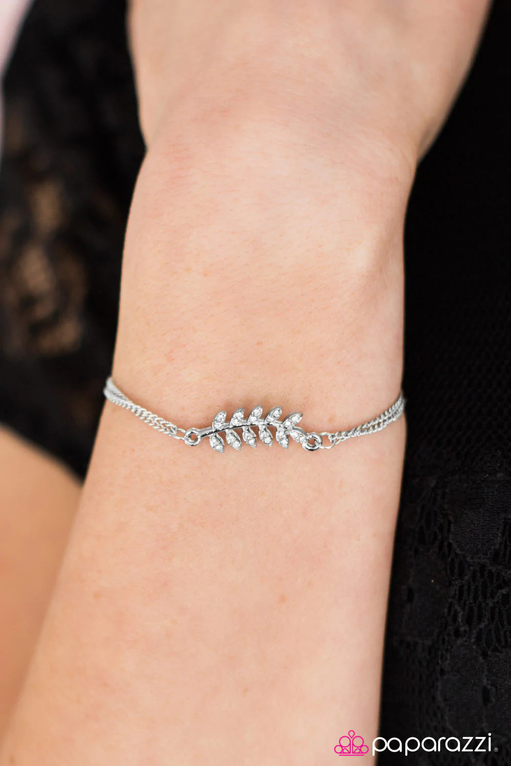 Pulsera Paparazzi ~ Deep Roots - Blanco