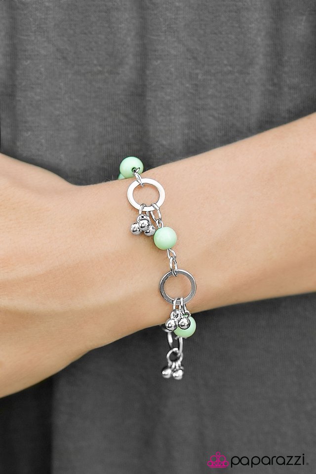 Pulsera Paparazzi ~ Cast Ashore - Verde