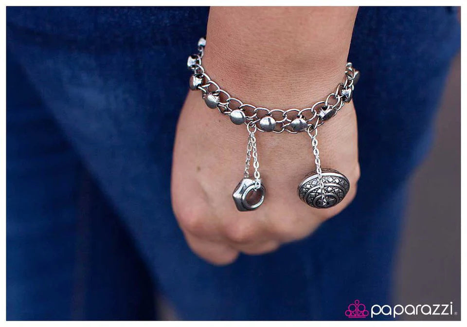 Pulsera Paparazzi ~ Mantenme en suspenso - Plata