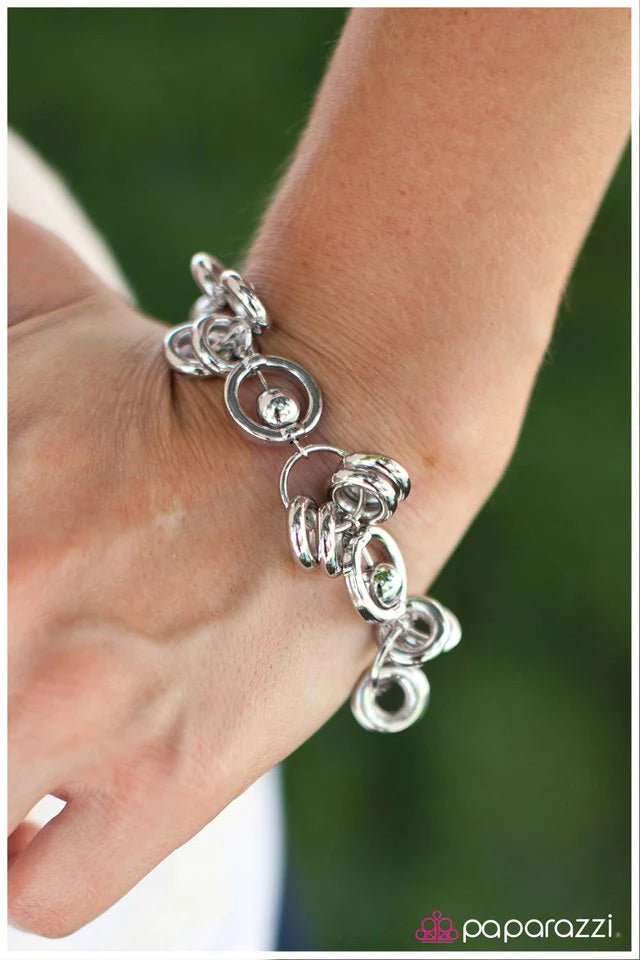 Pulsera Paparazzi ~ Dame un anillo - Plata