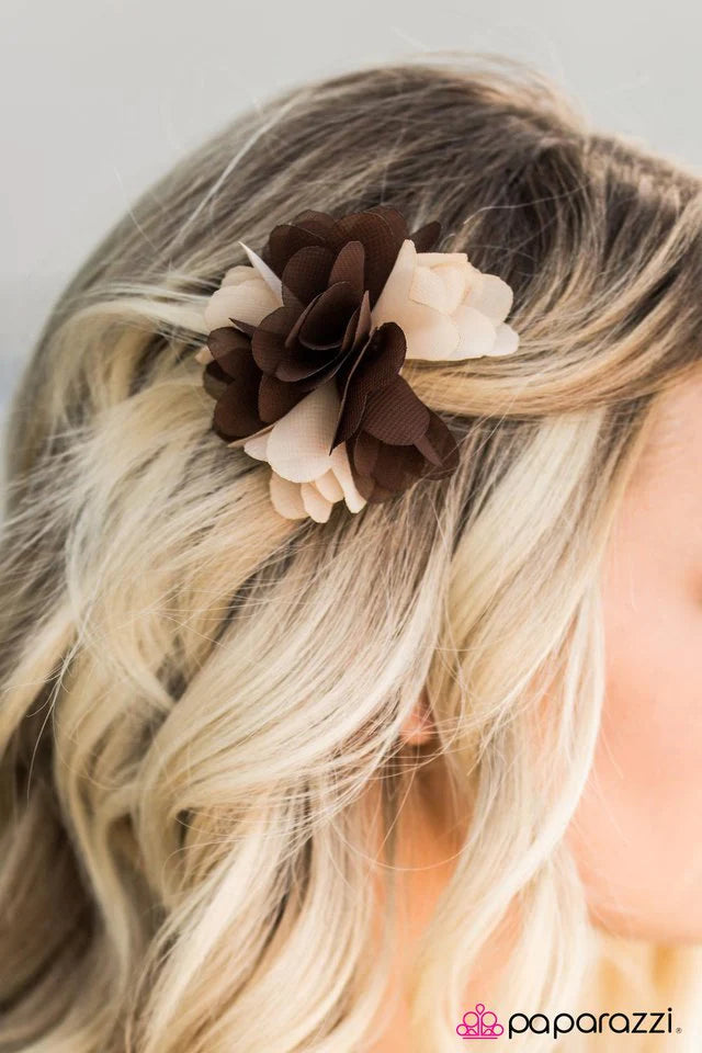 Accesorios para el cabello de Paparazzi ~ Blooming Blossoms - Marrón