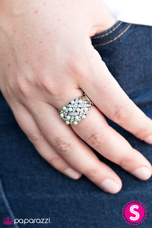 Anillo Paparazzi ~ Fabuloso y a la moda - Verde