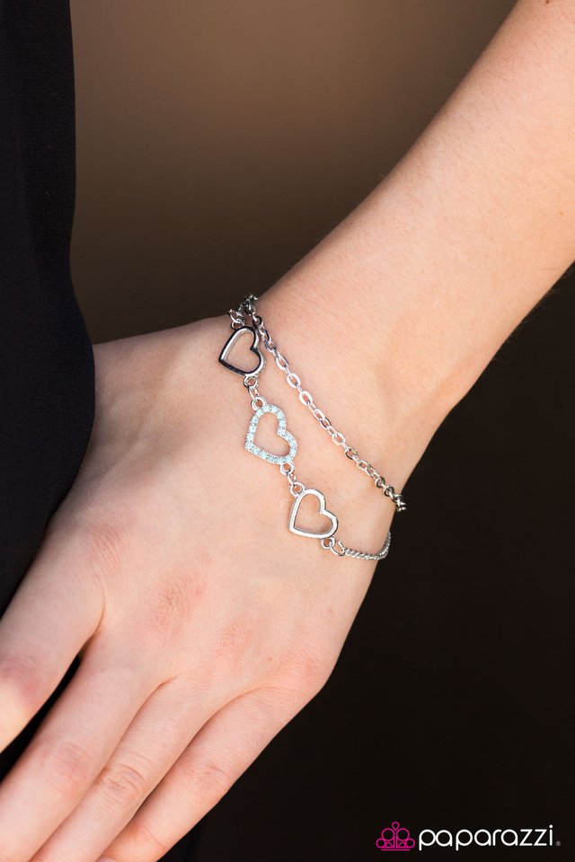 Pulsera Paparazzi ~ El amor está en todas partes - Azul