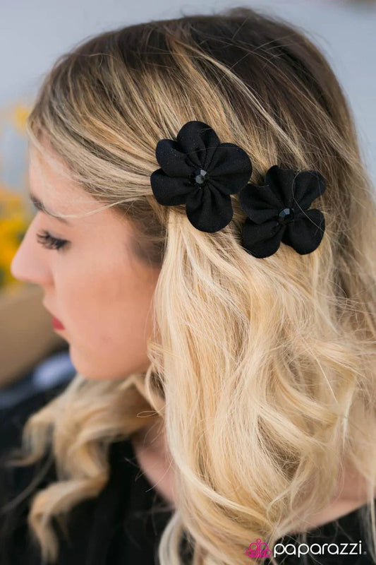 Accesorios para el cabello Paparazzi ~ Petal Poise - Negro