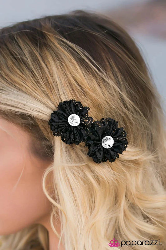 Accesorios para el cabello de Paparazzi ~ Un domingo de encaje - Negro