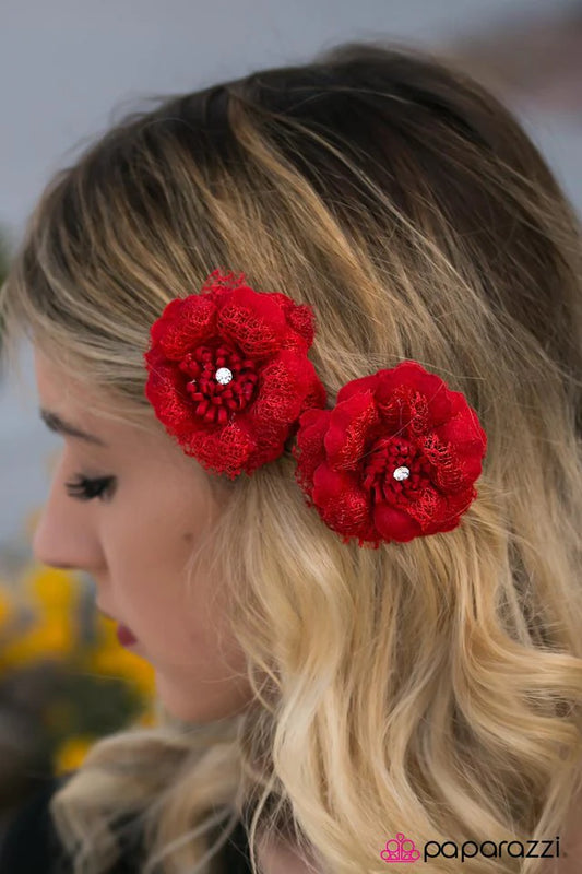 Accesorios para el cabello de Paparazzi ~ Cherokee Rose - Rojo