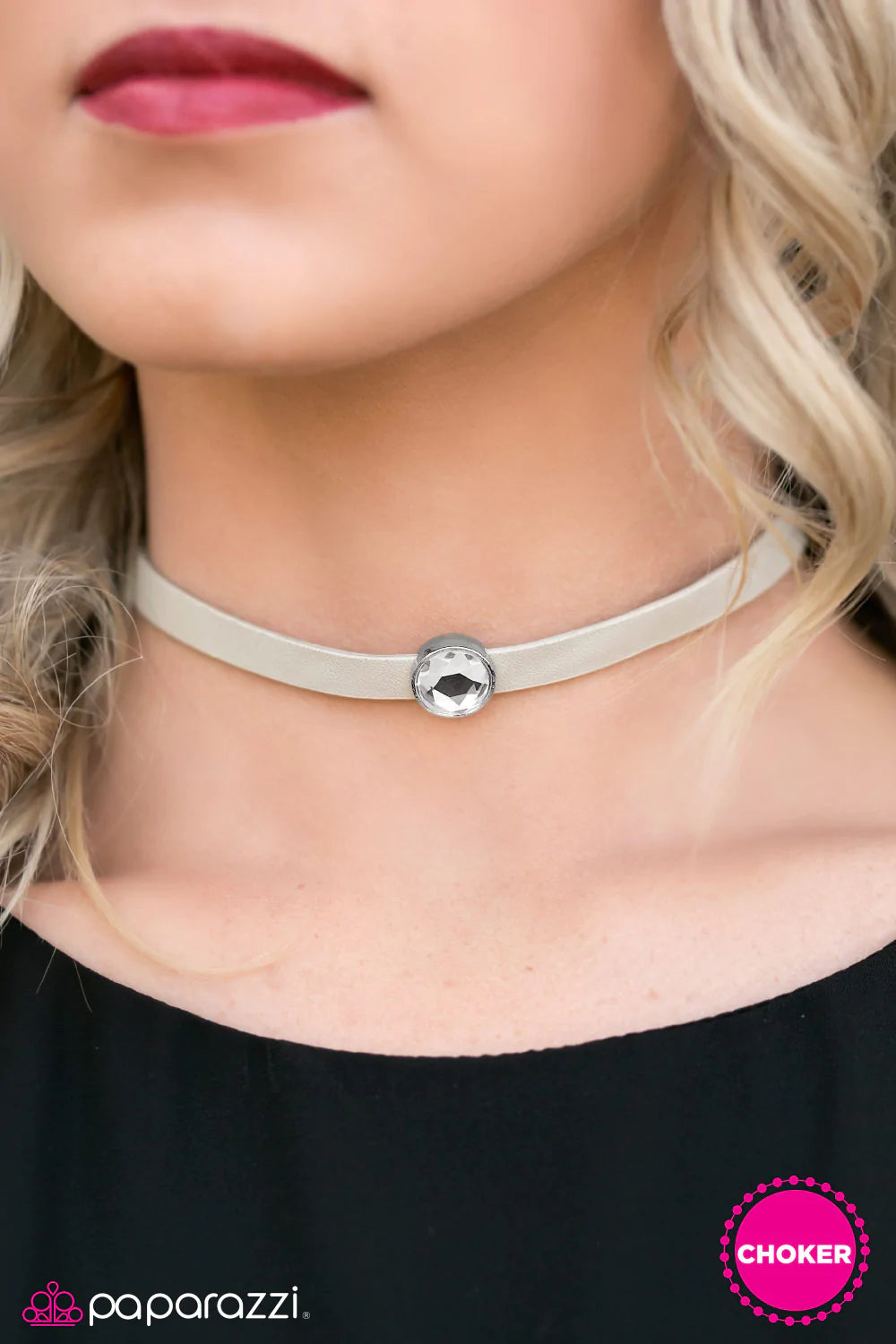 Collar Paparazzi ~ Impacto y asombro - Blanco