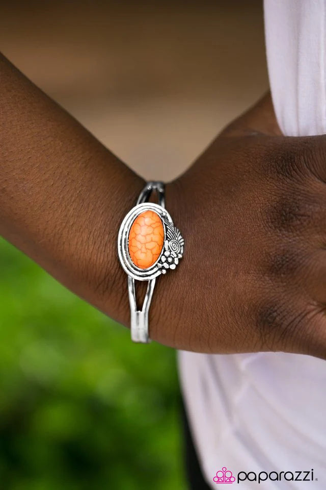 Pulsera Paparazzi ~ Estas botas están hechas para caminar - Naranja