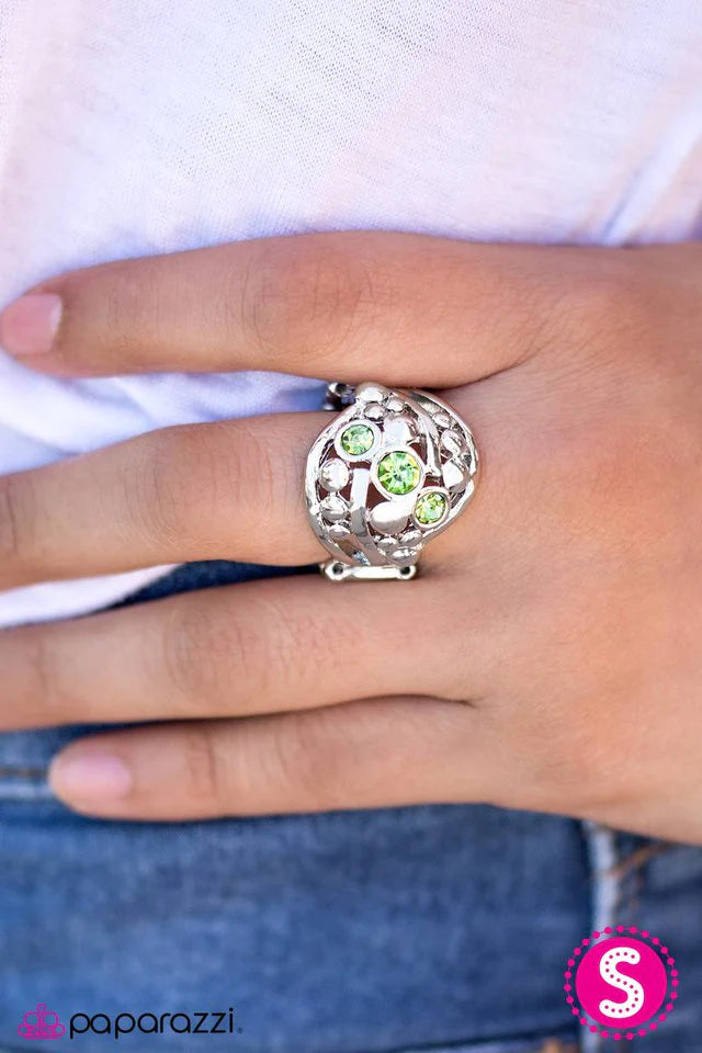 Anillo Paparazzi ~ Mujer con una misión - Verde