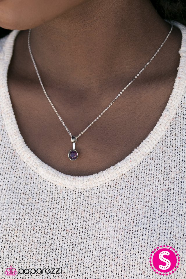 Collar Paparazzi ~ Brilla en la oscuridad - Púrpura