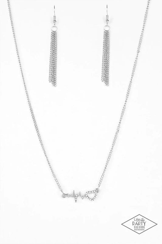 Collar Paparazzi ~ HEARTBEAT Street - Blanco