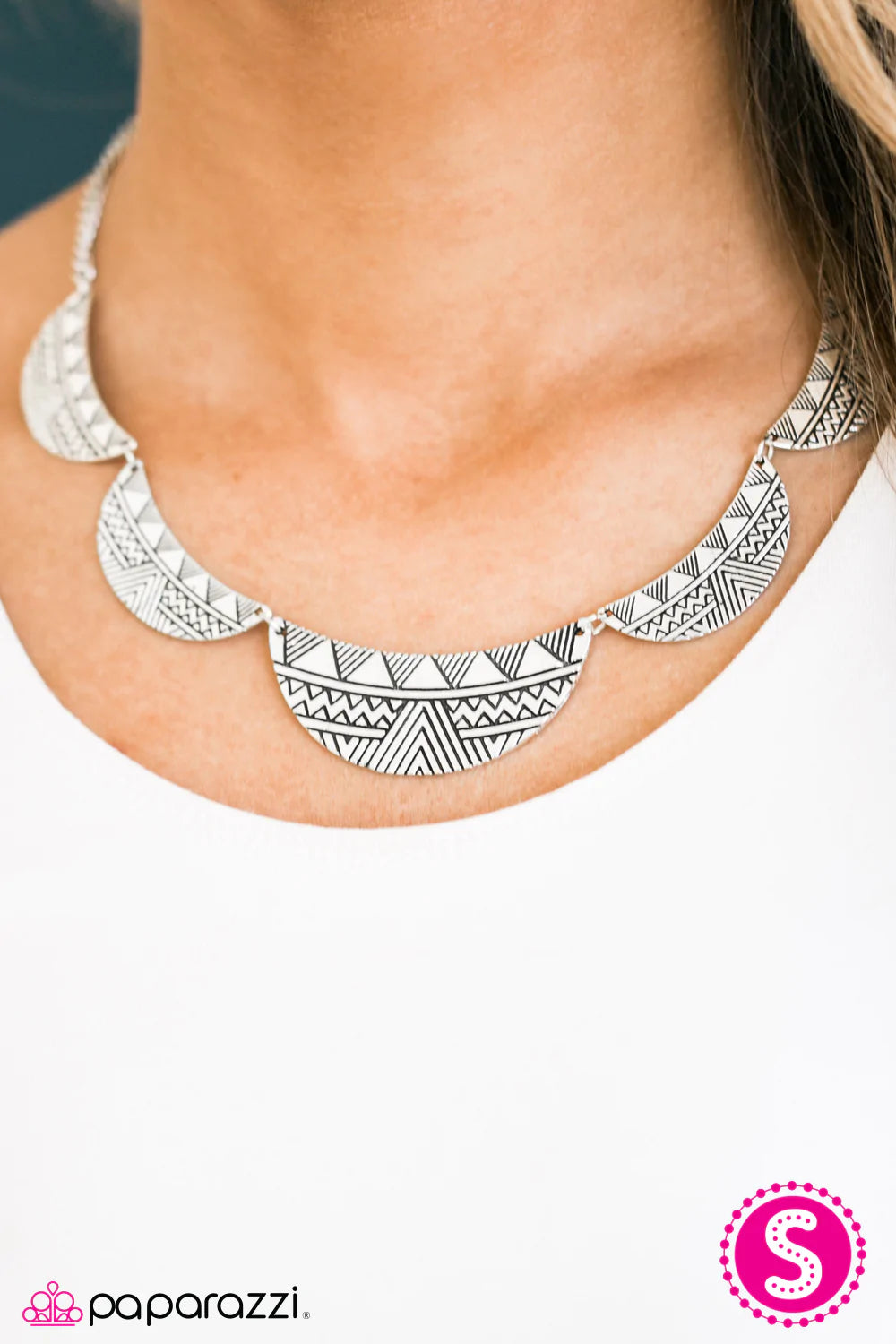 Collar Paparazzi ~ Tan LUNA como sea posible - Plata