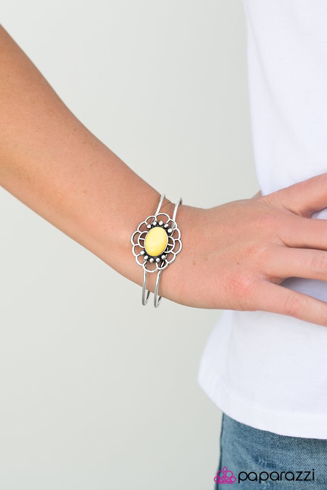 Pulsera Paparazzi ~ ¡Qué verano! - Amarillo