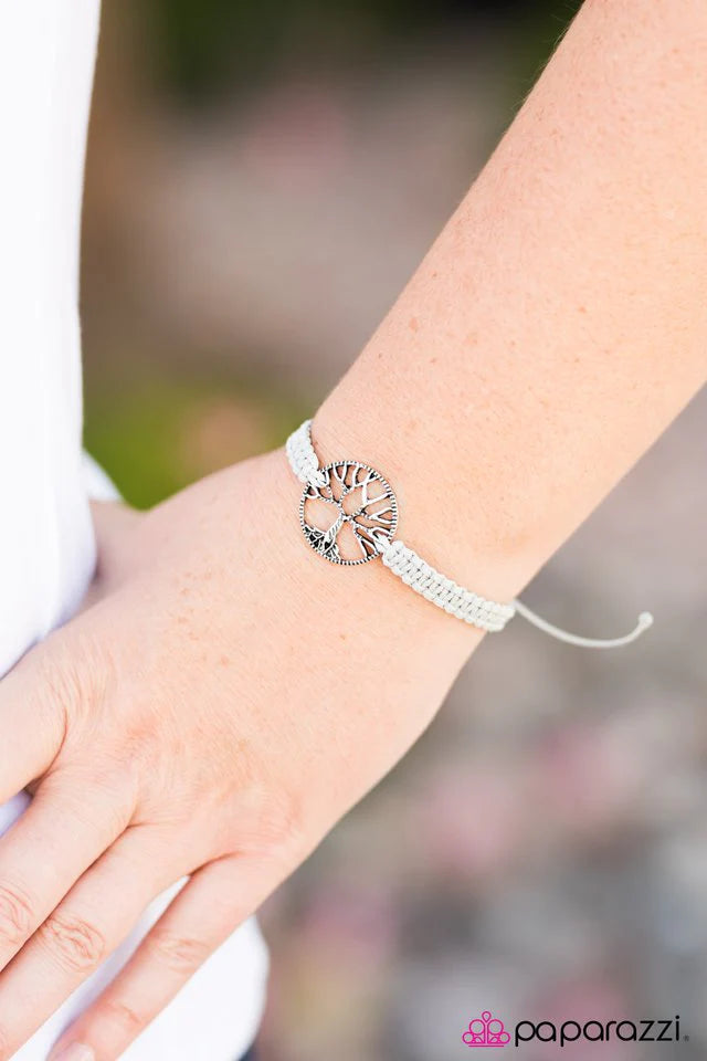 Pulsera Paparazzi ~ Stand Tall - Plata