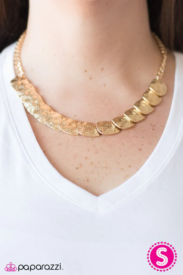 Collar Paparazzi ~ Cueva GLAM - Oro