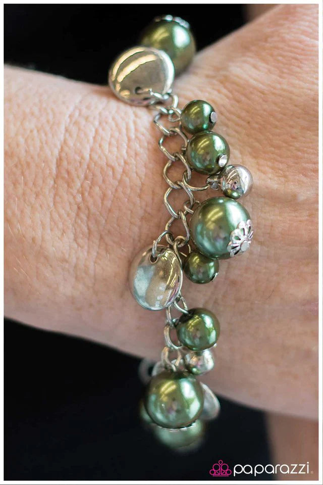 Pulsera Paparazzi ~ Olive la suerte del mundo - Verde