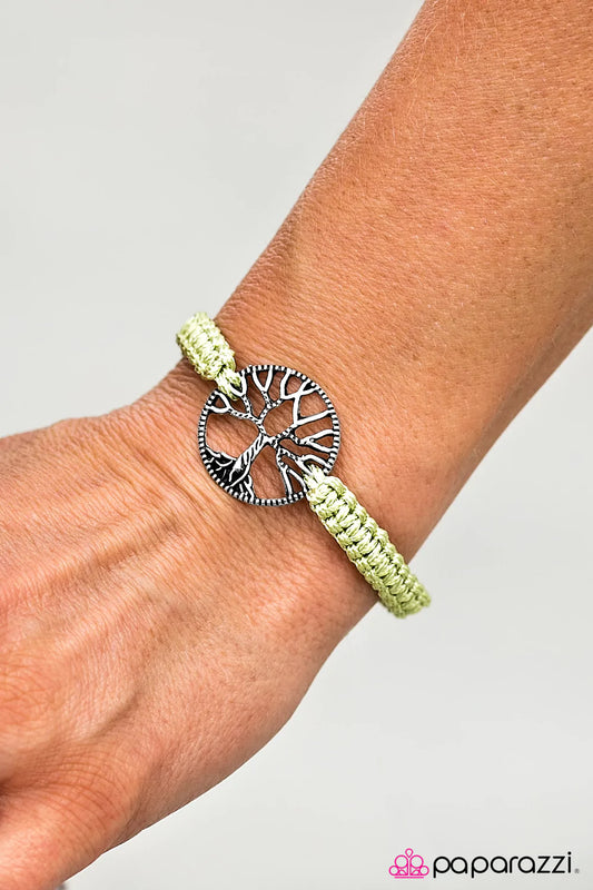 Pulsera Paparazzi ~ Stand Tall - Verde