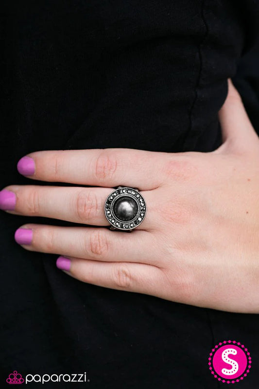 Paparazzi Ring ~ Center Of It All - Black