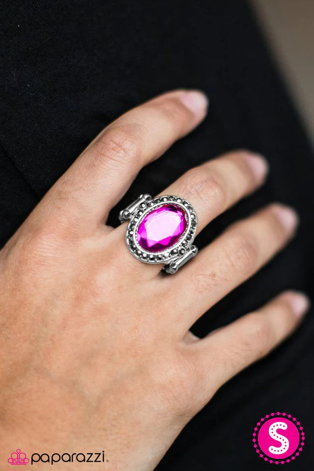 Paparazzi Ring ~ Strike A JUXTAPOSE - Pink