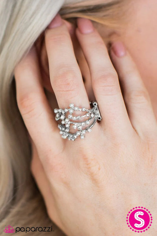 Anillo Paparazzi ~ Belleza sin aliento - Blanco