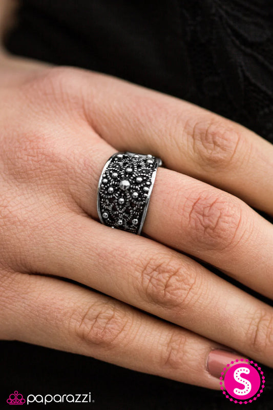 Paparazzi Ring ~ I Must Have Flowers - Silver