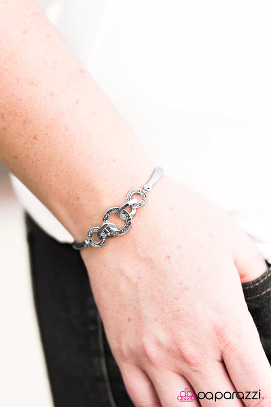 Pulsera Paparazzi ~ Royal Society - Plata