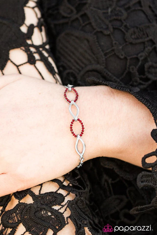 Pulsera Paparazzi ~ Brillo y glamour - Rojo