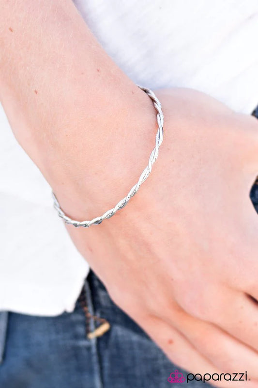 Pulsera Paparazzi ~ Twist and SHIMMER - Plata