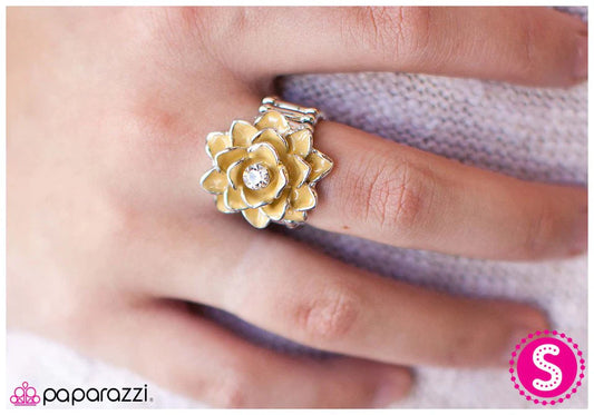 Anillo Paparazzi ~ Harvest Blooms - Amarillo