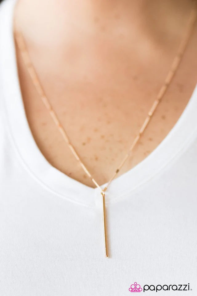 Collar Paparazzi ~ Brillo simple - Dorado