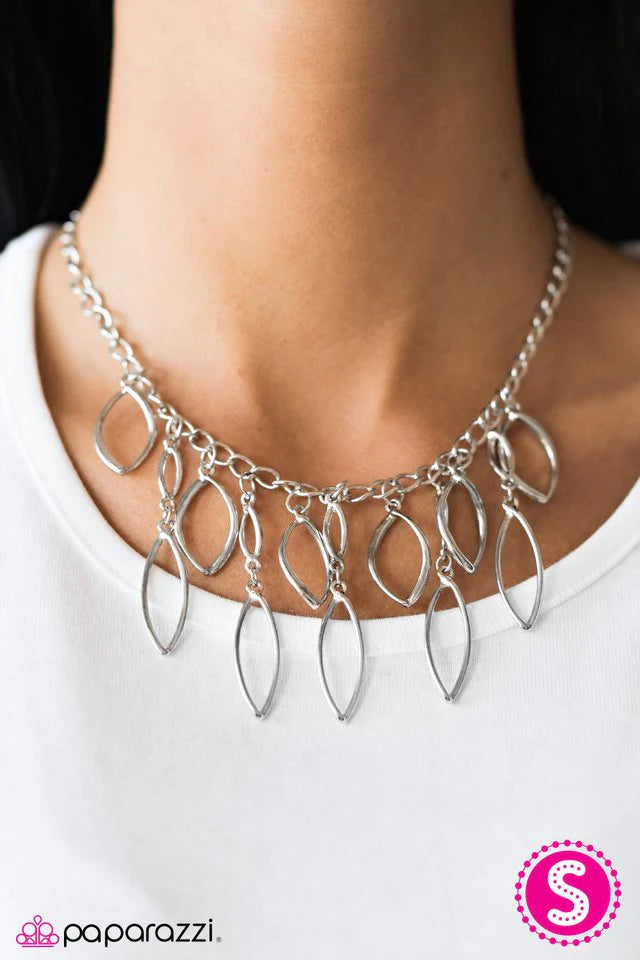 Collar Paparazzi ~ FIERCE Ven, FIERCE Servido - Plata