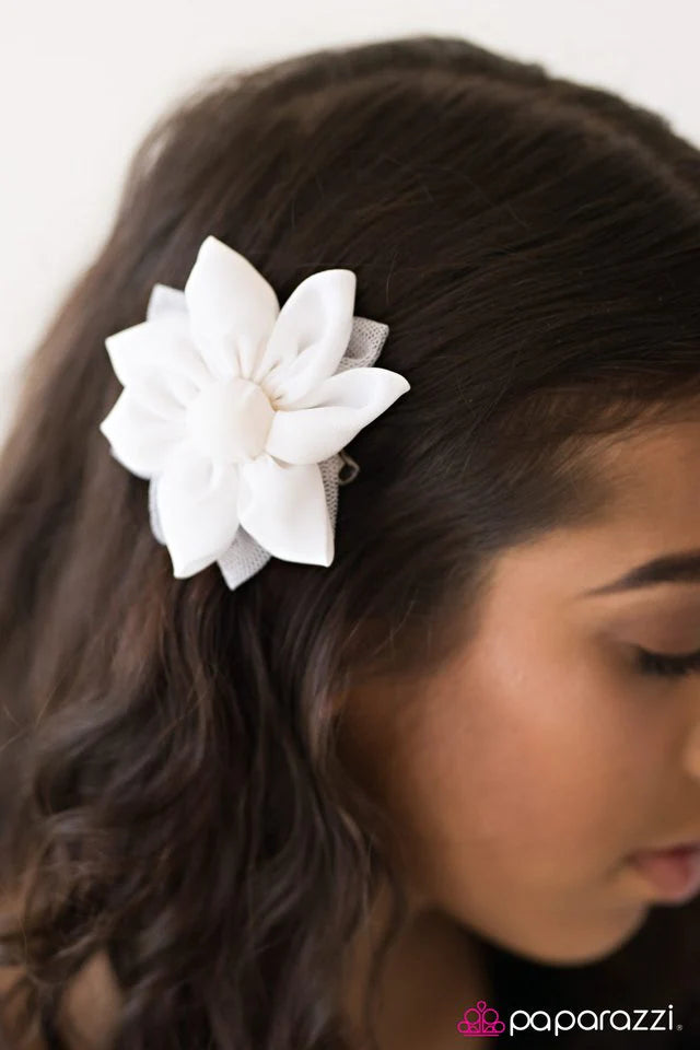 Accesorios para el cabello de paparazzi ~ Campanas de boda - Blanco