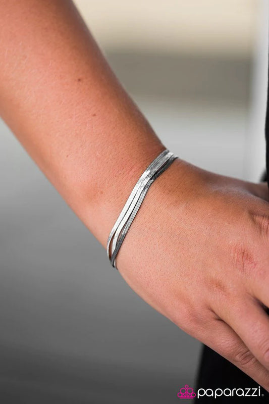 Pulsera Paparazzi ~ Brillo serpenteante - Plata
