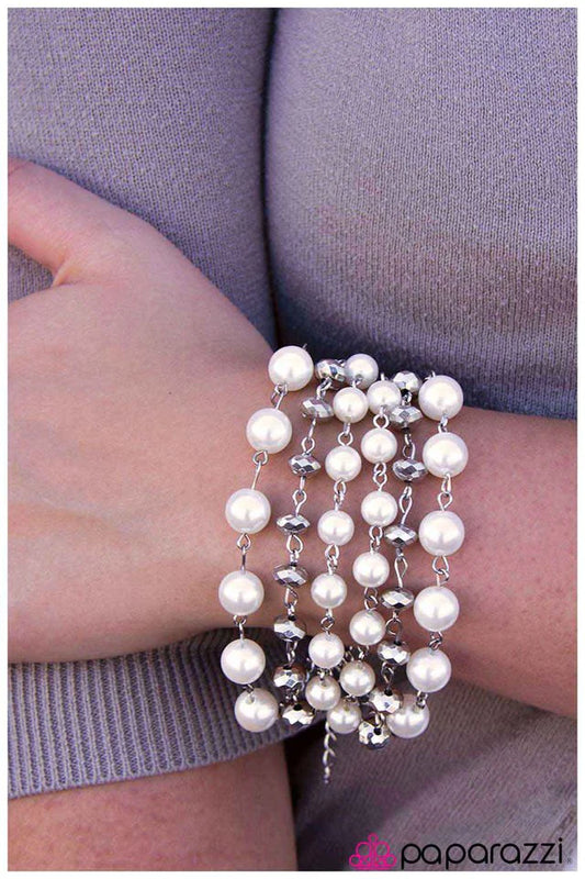 Pulsera Paparazzi ~ In Good Graces - Blanco