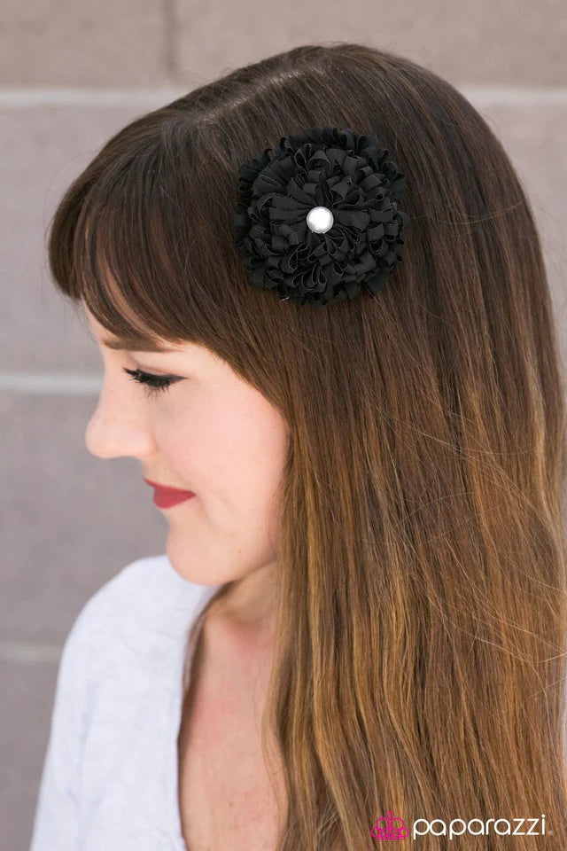 Accesorios para el cabello de Paparazzi: pompones elegantes, color negro