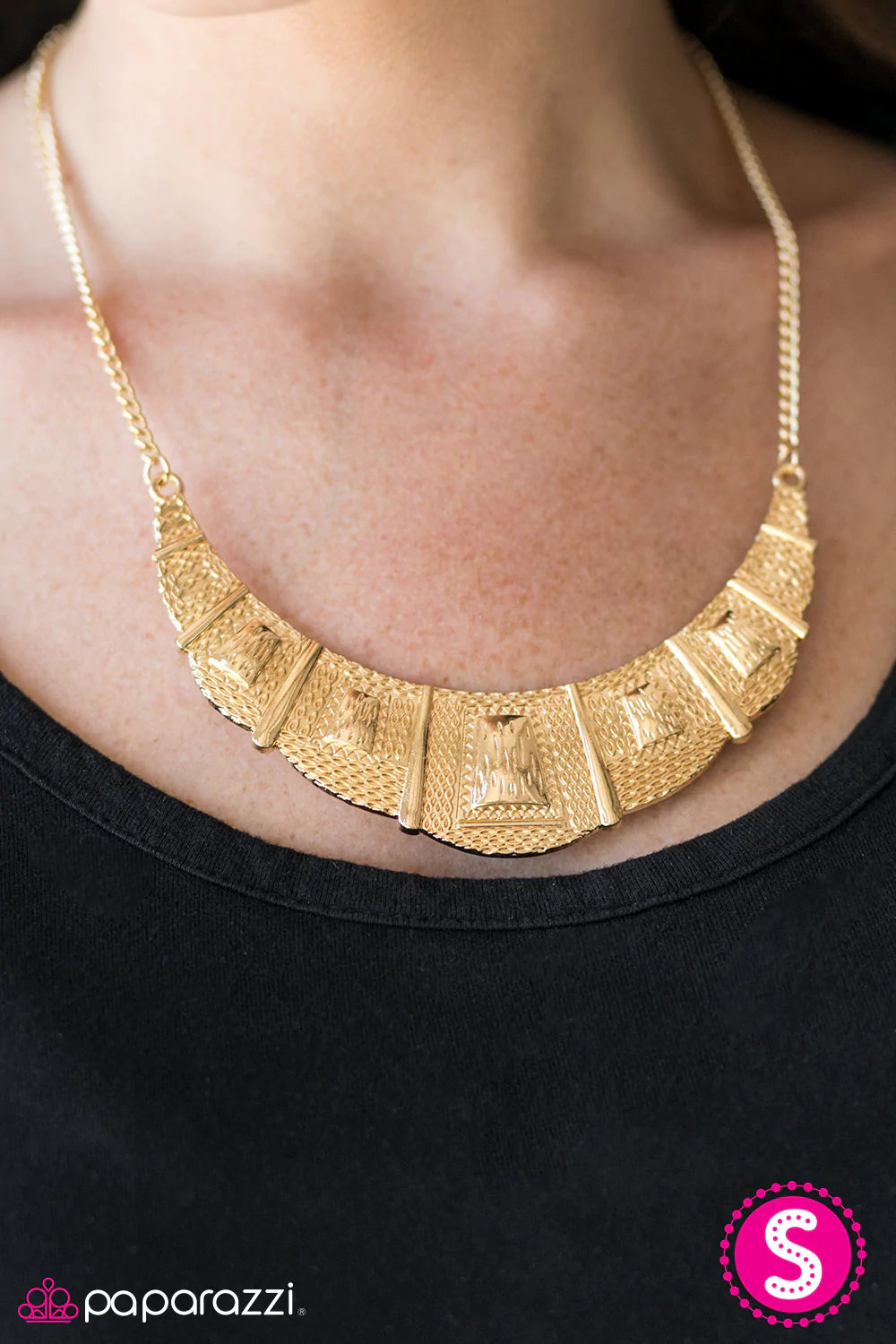 Paparazzi Necklace ~ Adventure Queen - Gold