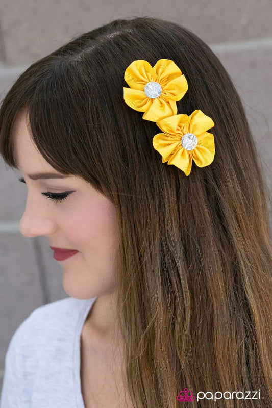 Accesorios para el cabello de Paparazzi ~ Jardín de té - Amarillo